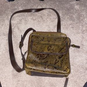 Relic crossbody with multiple compartments